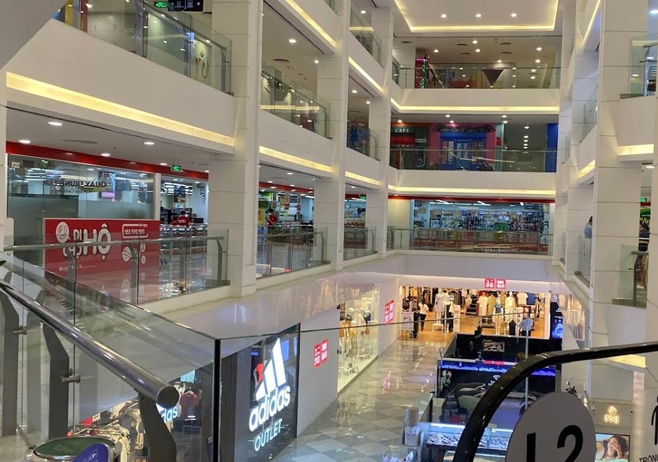 bên trong Vincom Phan Văn Trị