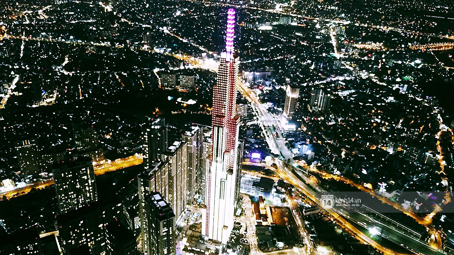 Ánh đèn LED rực rỡ thắp sáng toàn cảnh Landmark 81 vào ban đêm, tạo nên khung cảnh huyền ảo