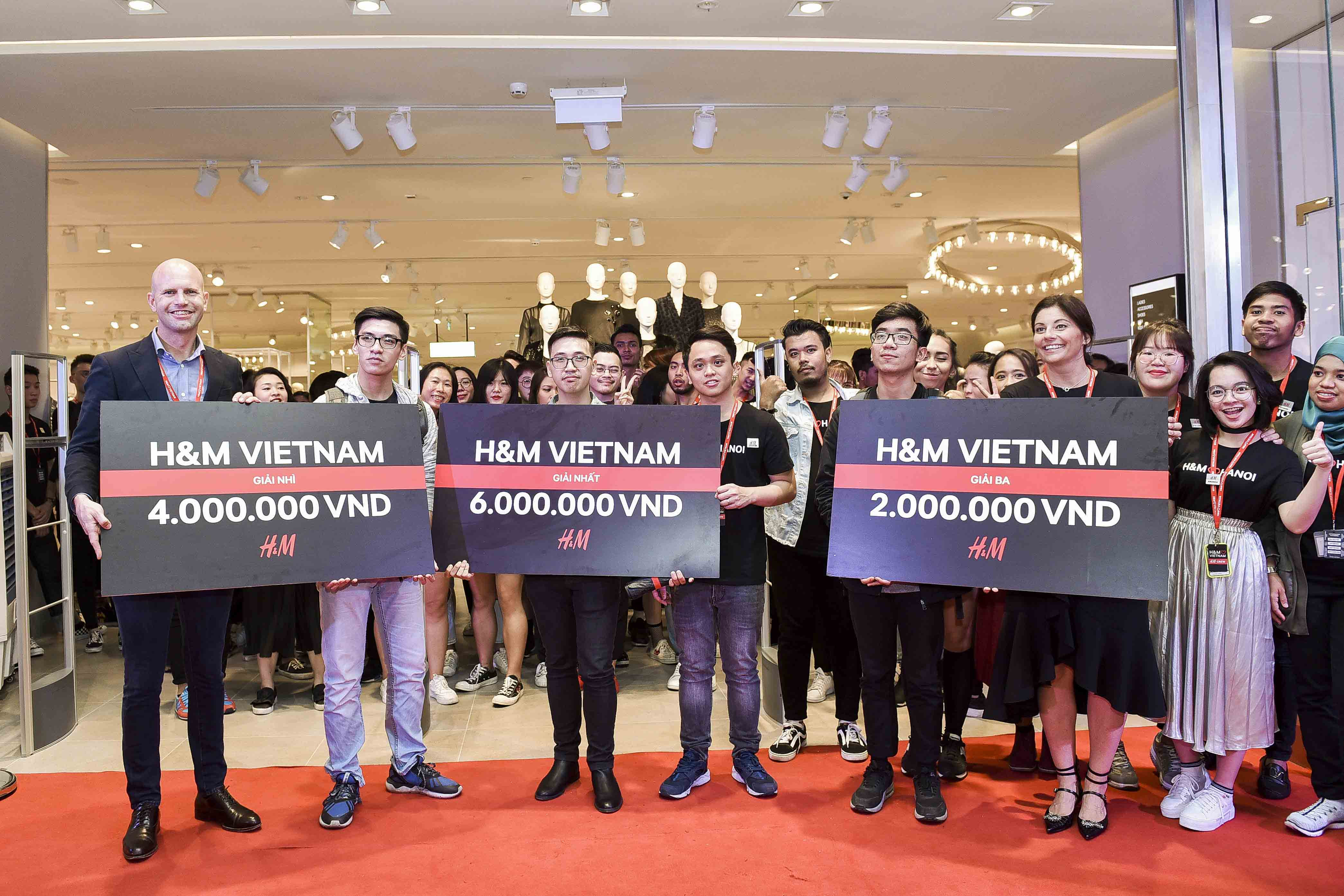 Ba vị khách may mắn nhận voucher mua sắm H&amp;M trong ngày khai trương Vincom Royal City