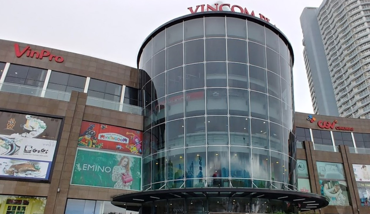 Bãi đỗ ô tô qua đêm tại Vincom rộng rãi