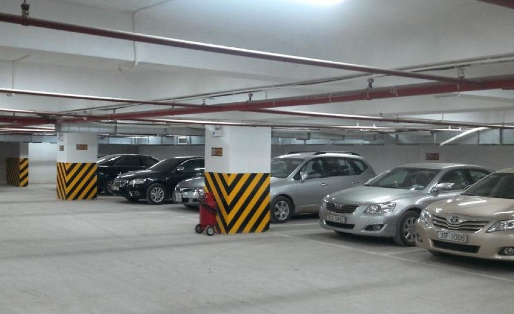 Bãi đỗ xe hiện đại và rộng rãi tại Vincom Thảo Điền, tiện lợi cho khách hàng.