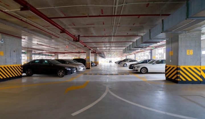 Bãi đỗ xe Vincom rộng rãi cho xe máy và ô tô