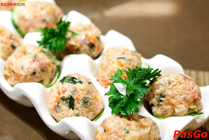 Bàn ăn đầy ắp món nhúng và nồi lẩu sôi sục tại Kichi Kichi Vincom Đà Nẵng, sẵn sàng cho bữa tiệc