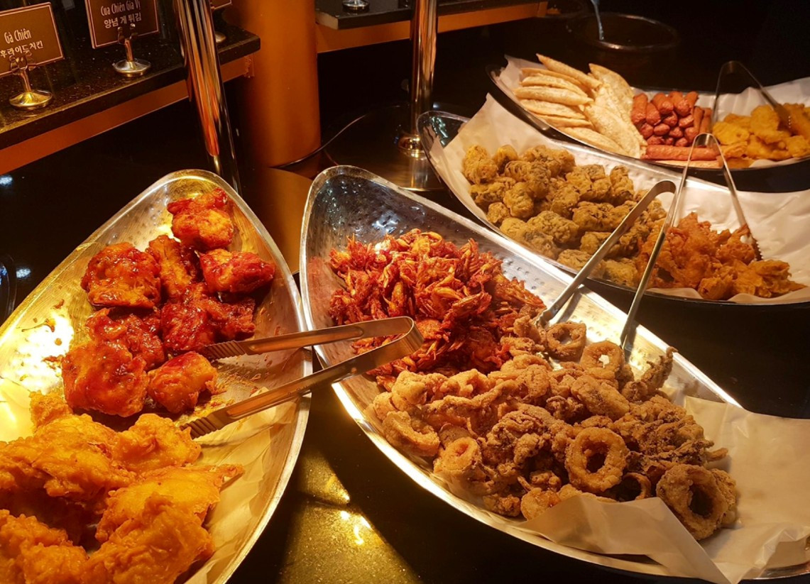 Bàn ăn đầy đủ món ngon tại Dookki Vincom Đồng Khởi