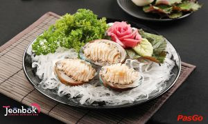 Bàn ăn thịnh soạn với các món Hàn Quốc đặc sắc tại Jeonbok Vincom Metropolis Liễu Giai