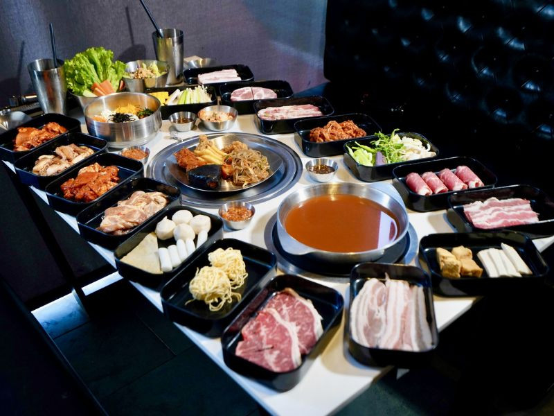 Bàn ăn thịnh soạn với lẩu và các món phụ tại Meat and Meet Vincom Đồng Khởi