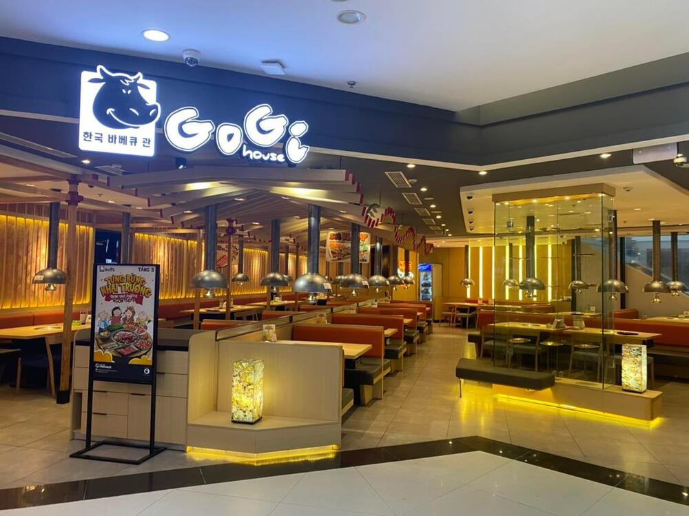 Bàn ăn với các món thịt nướng hấp dẫn tại nhà hàng Gogi House ở Vincom Phạm Ngọc Thạch