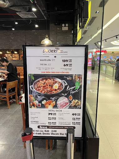 Bàn buffet đa dạng các loại tokbokki và topping tại Dookki Vincom Trần Duy Hưng