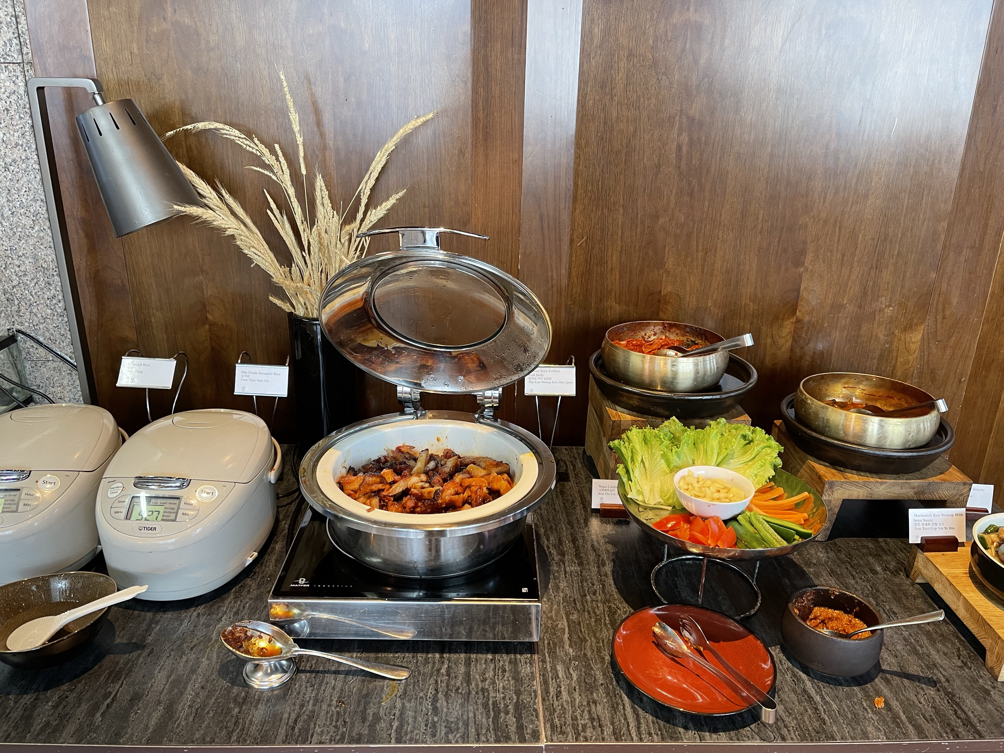 Bàn buffet phong phú tại nhà hàng 3 Spoons của InterContinental Hanoi Landmark72