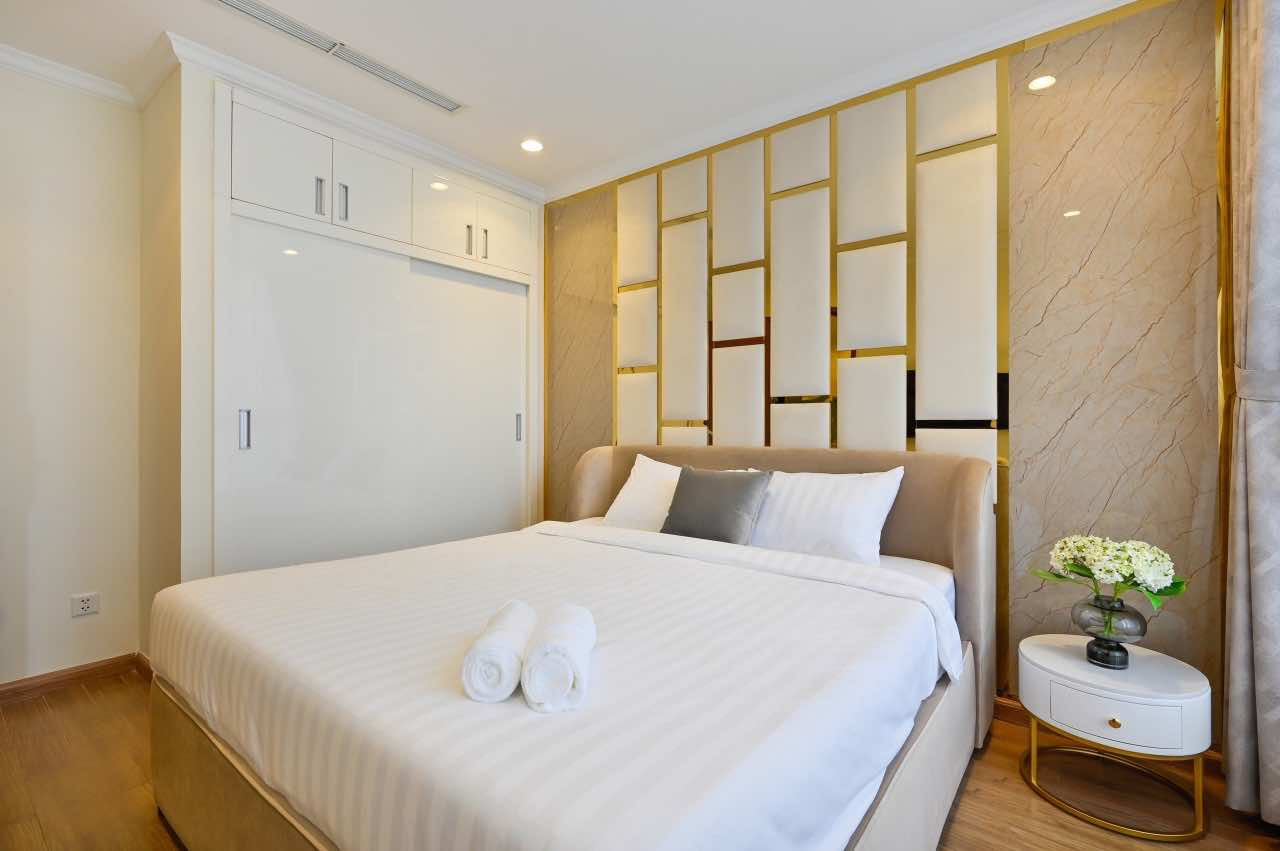 Ban công căn hộ Landmark 2 với tầm nhìn trực diện Landmark 81 và thành phố