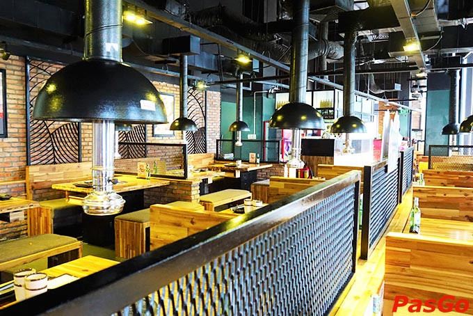 Bàn ghế gỗ đơn giản, tiện lợi tại nhà hàng GoGi House