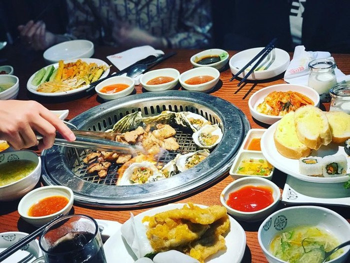 Bàn lẩu nướng đầy ắp tại Let's Eat, nơi bạn có thể khám phá nhiều món ngon với giá buffet Vincom Thanh Hóa