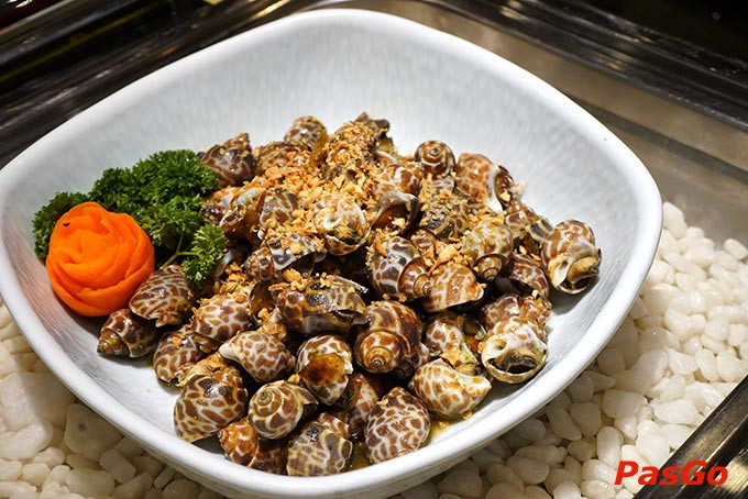 Bàn tiệc buffet Hoàng Yến Vincom đầy ắp món ngon