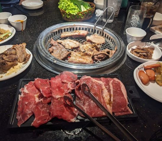 Bàn tiệc buffet nướng thịnh soạn tại King BBQ Vincom Biên Hòa với các loại thịt và rau củ tươi ngon.