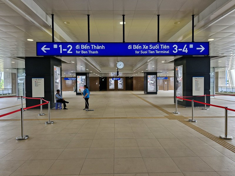 Bảng chỉ dẫn đến các sân ga tại Ga Tân Cảng, hướng dẫn hành khách sử dụng ga metro Landmark 81