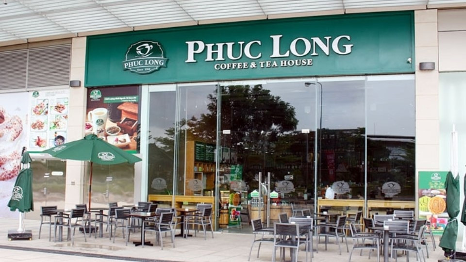 Bảng hiệu thương hiệu Phúc Long nổi bật trên đường phố Quận 10