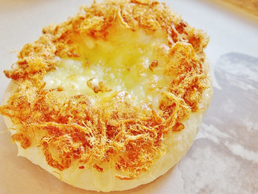 Bánh croquette nhân mì thịt thơm ngon của Tous Les Jours Vincom