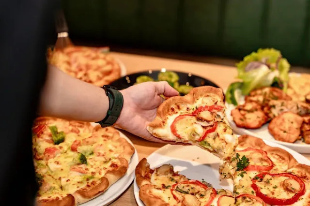 Bánh pizza với lớp phô mai béo ngậy tại The Pizza Company Buôn Ma Thuột