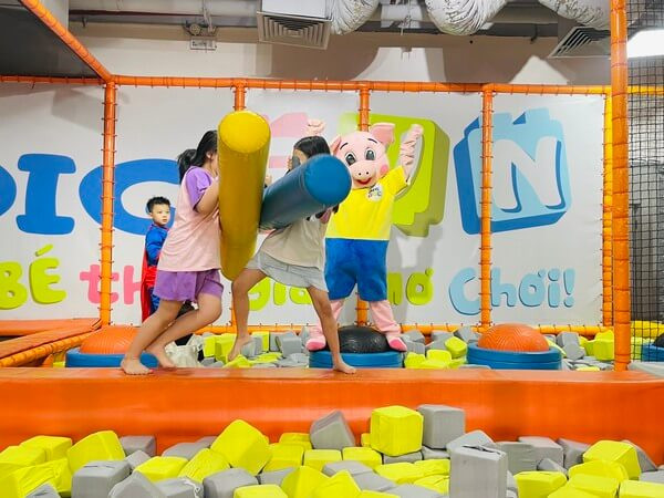 Bé chơi trong khu vận động liên hoàn Bigfun Vincom Phạm Ngọc Thạch