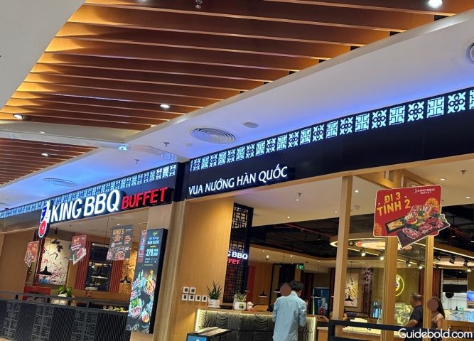 Bên ngoài nhà hàng King BBQ Vincom Smart City với logo thương hiệu nổi bật