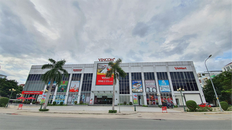 Bên ngoài TTTM Vincom Nam Long Quận 7