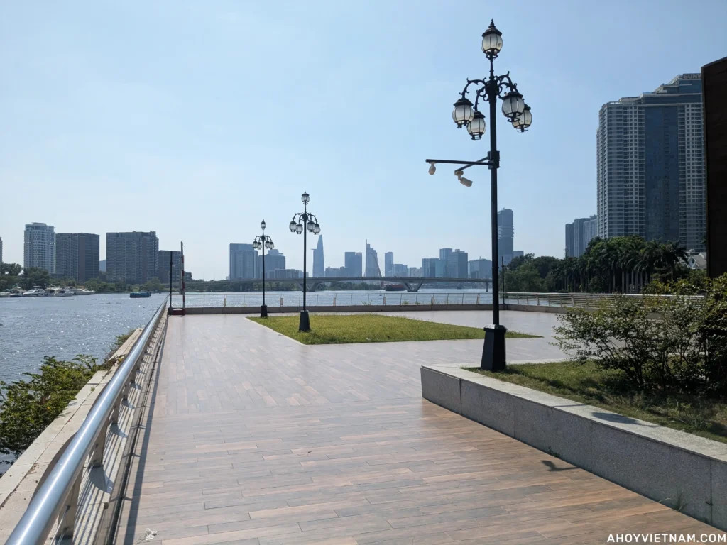 Bến tàu tại Công viên Central Park với tầm nhìn Bitexco Financial Tower