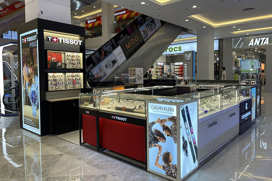 Bên trong cửa hàng đồng hồ Topten tại Vincom Plaza Mỹ Tho