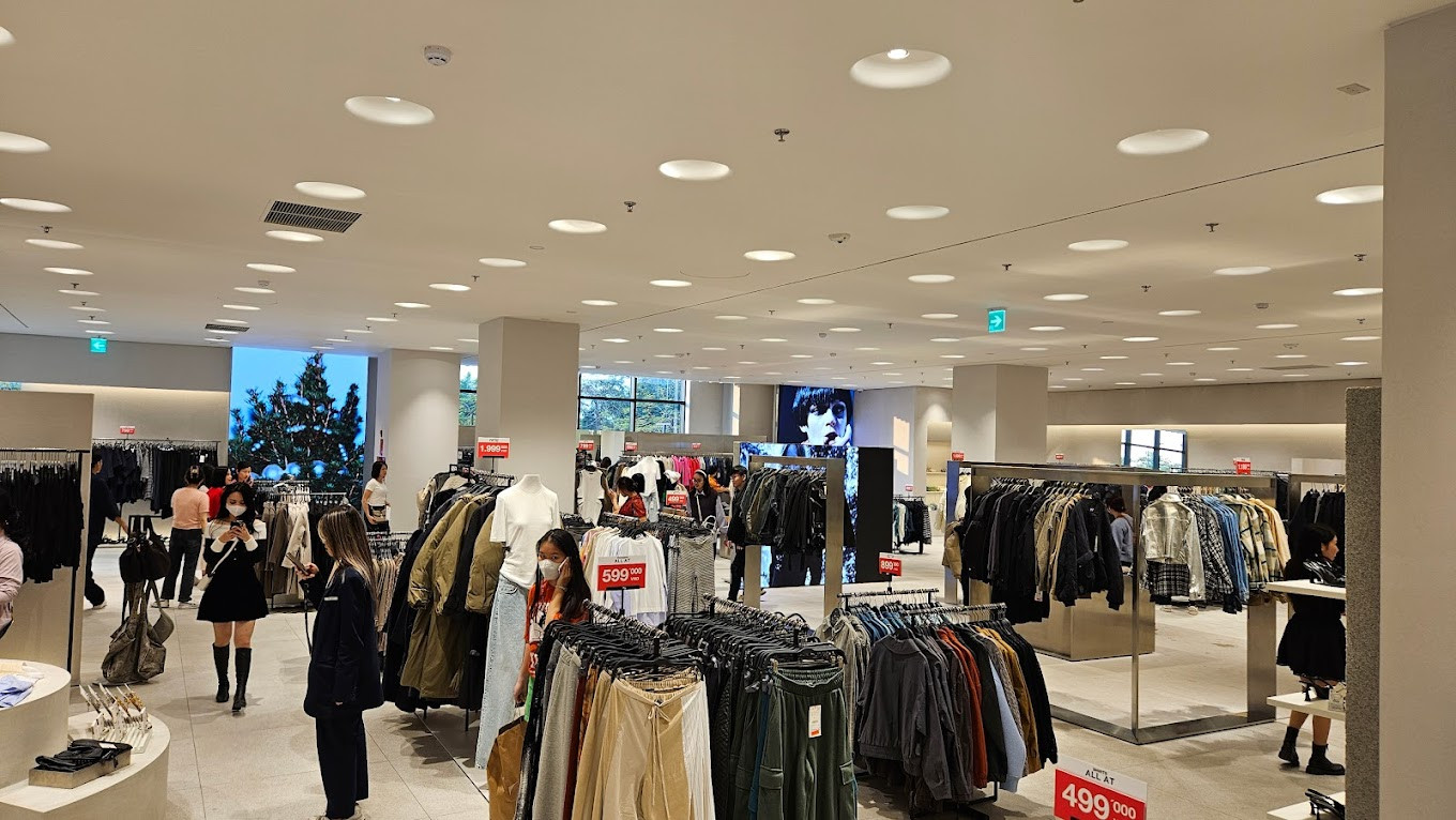 Bên trong cửa hàng Zara với các khu trưng bày thời trang tại Lotte Mall Tây Hồ