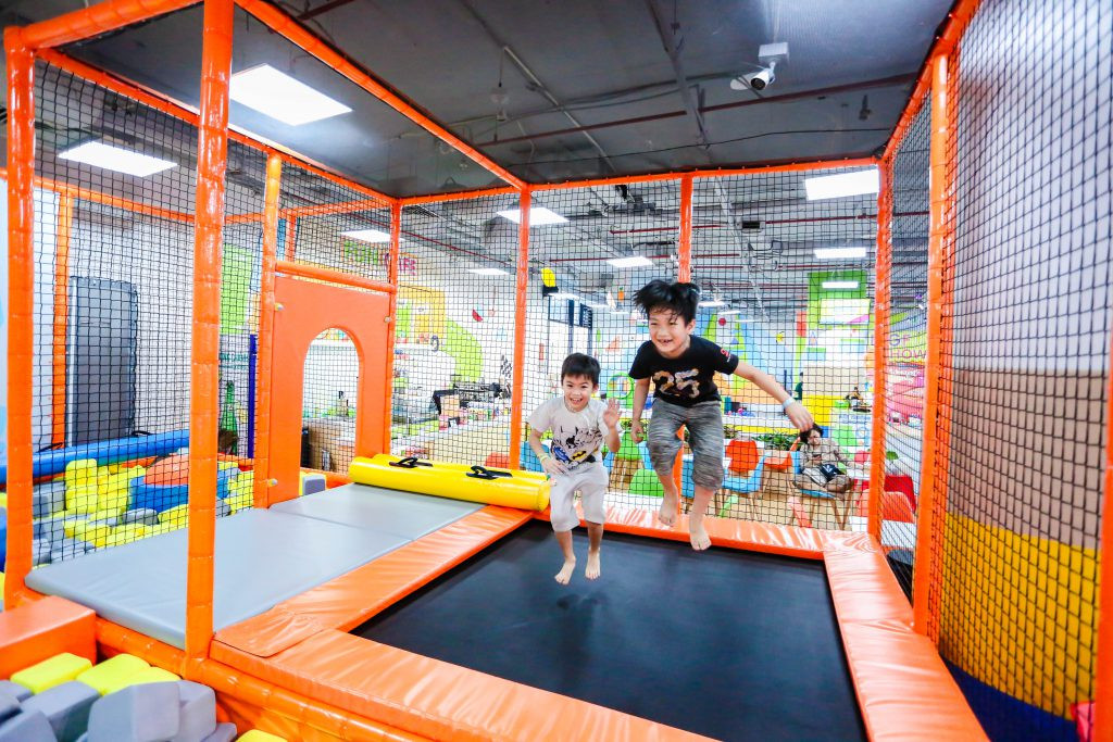 Bên trong một trung tâm thương mại Vincom sầm uất với nhiều cửa hàng và nhà hàng