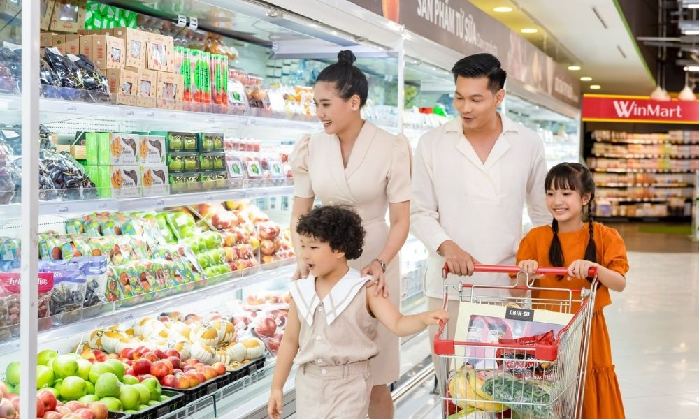 Bên trong siêu thị WinMart với các kệ hàng bày biện gọn gàng