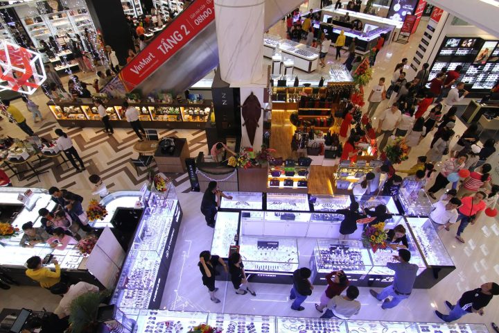 Bên trong Vincom Lê Thánh Tôn Nha Trang với các quầy hàng