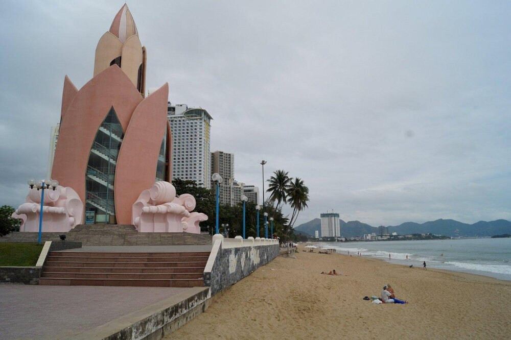 Bờ biển Nha Trang với the landmark Nha Trang - Tháp Trầm Hương