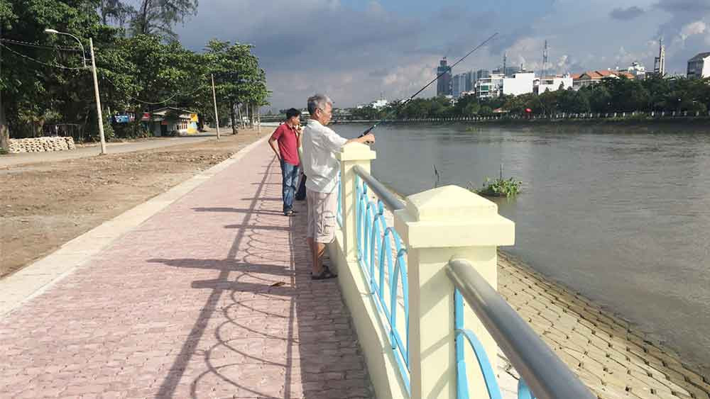 Bờ kè là địa chỉ quen thuộc của người dân Sài Gòn mỗi buổi chiều.