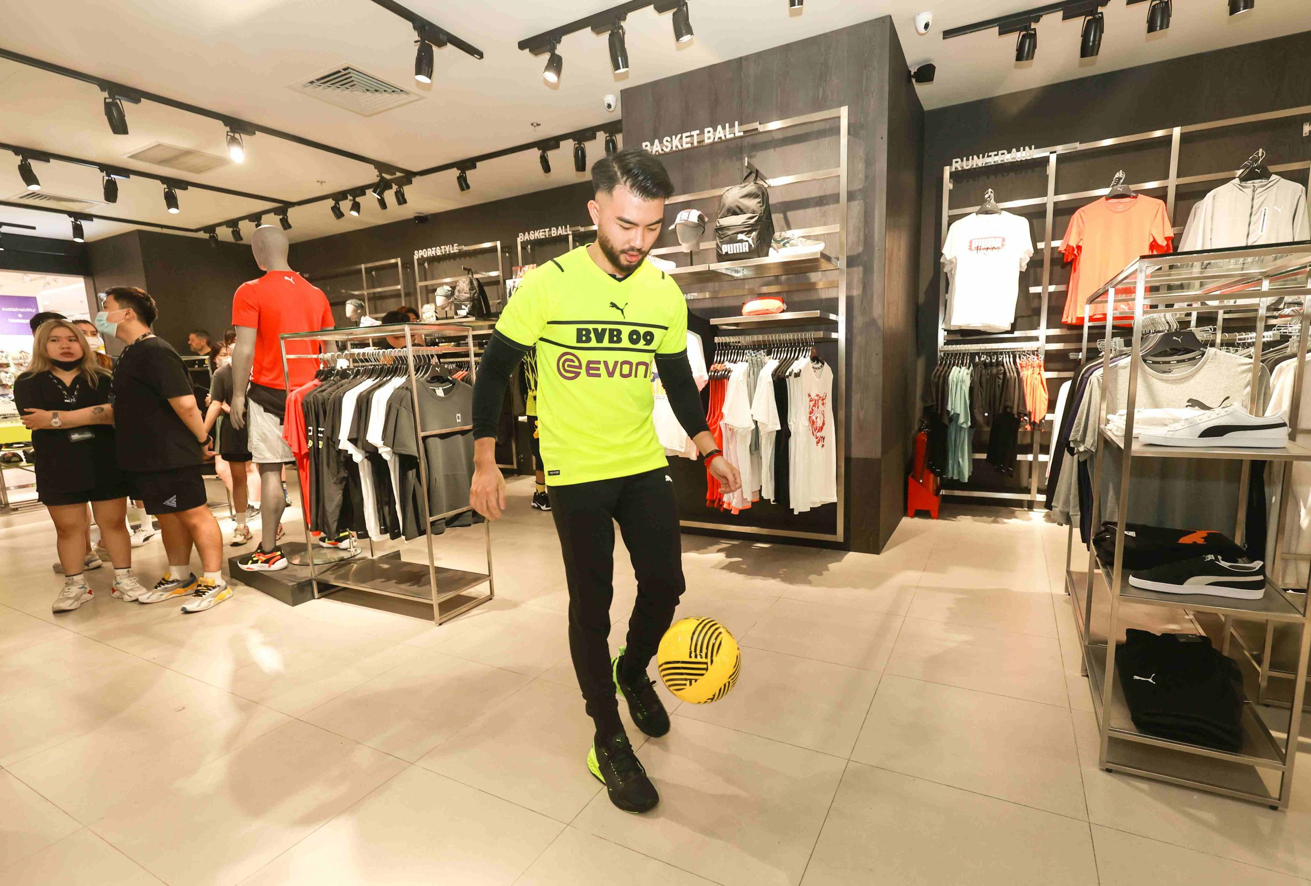Bộ sưu tập áo đấu BVB mới nhất được trưng bày tại Puma Flagship Store Vincom Center Đồng Khởi