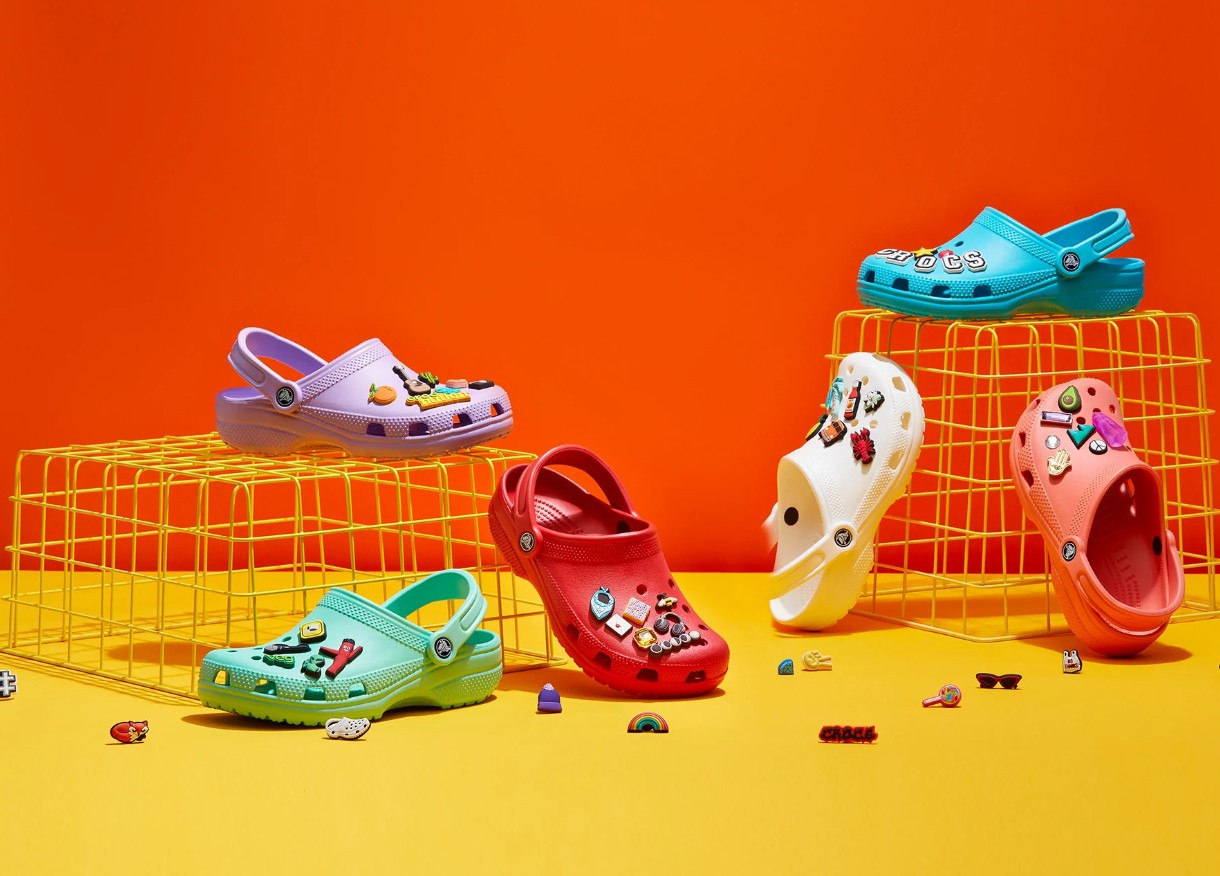 Bộ sưu tập giày dép Crocs đa dạng màu sắc và kiểu dáng tại Vincom Bà Triệu