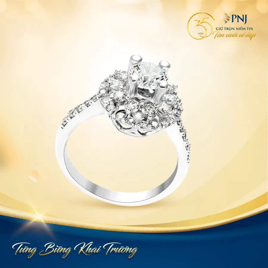 Bộ sưu tập trang sức vàng PNJ Vincom Royal City được trưng bày tinh tế trong không gian mới