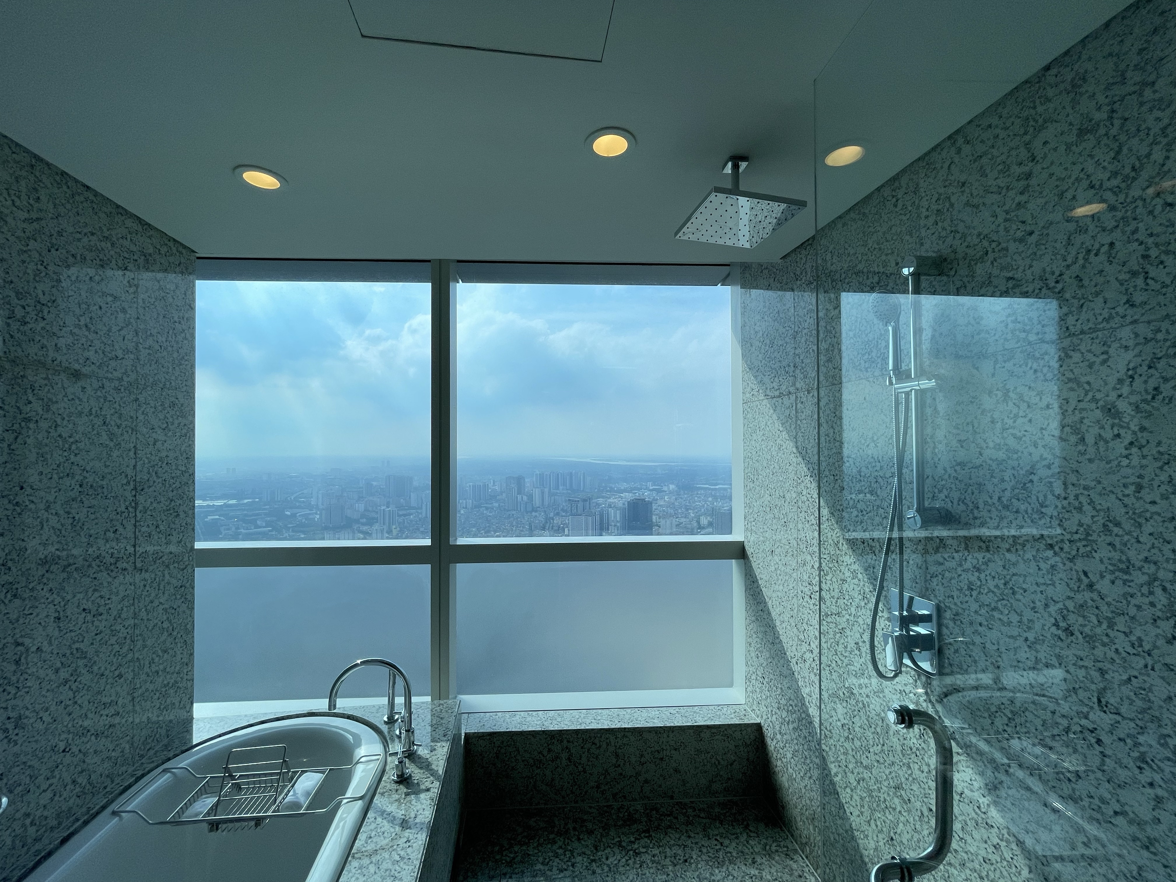 Bồn tắm sang trọng với tầm nhìn tại InterContinental Hanoi Landmark72