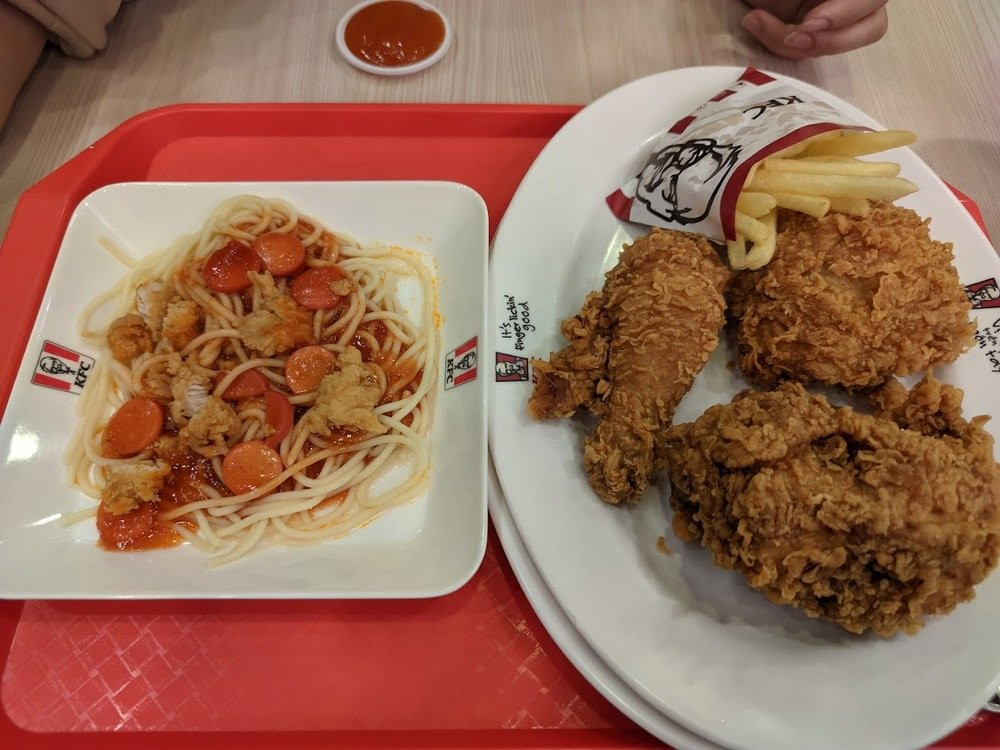 Bữa ăn combo gà rán, khoai tây chiên và nước ngọt của KFC