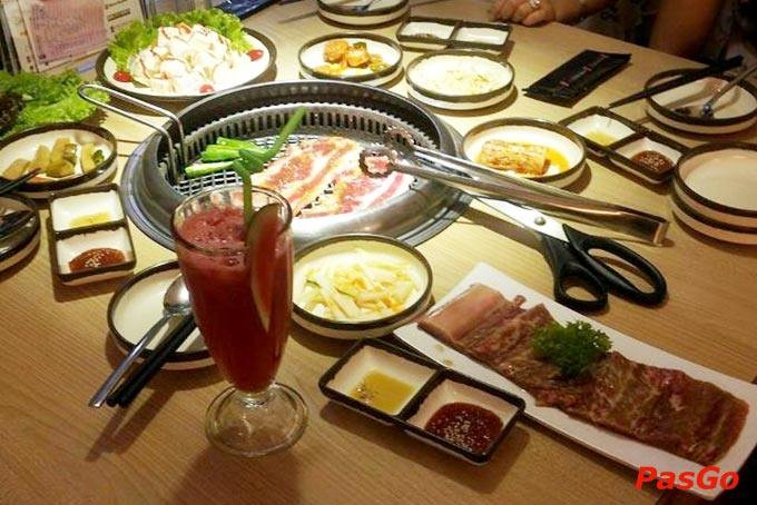 Buffet nướng lẩu tại King BBQ Deli, một trong những quán ăn ở Vincom Bà Triệu được yêu thích