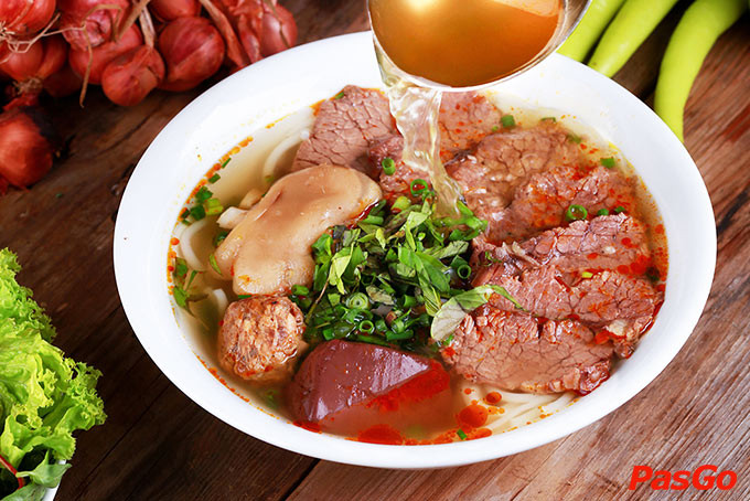 Bún bò Huế trứ danh không thể bỏ qua tại nhà hàng