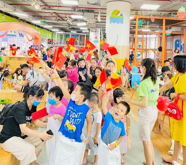 Buổi hoạt náo sôi động tại Vincom Phạm Ngọc Thạch khu vui chơi