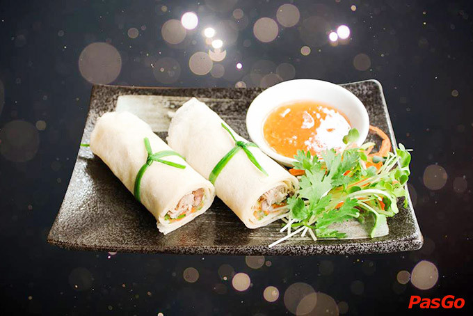 Burger bò hấp dẫn với lớp phô mai chảy và rau tươi, món ăn yêu thích tại Al Fresco's