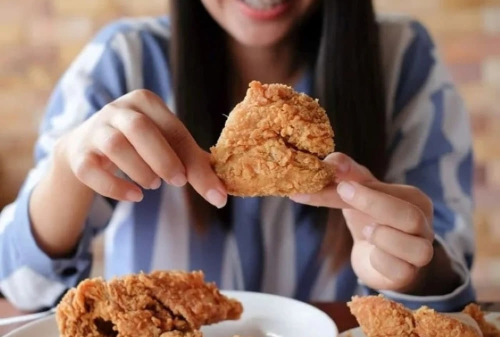 Cả người lớn và trẻ em đều yêu thích món gà rán giòn.