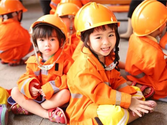 Các bé hóa thân thành lính cứu hỏa tại KizCiti Vincom Royal City Hà Nội