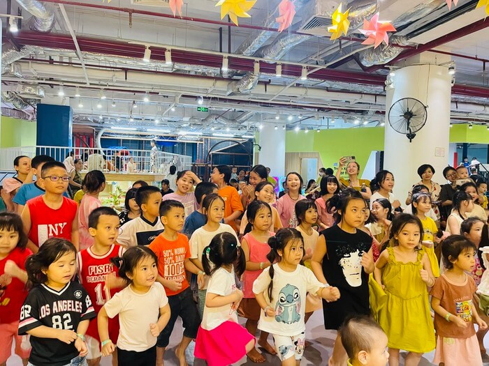 Các bé vui chơi sôi nổi tại khu vui chơi Bigfun Vincom Hạ Long