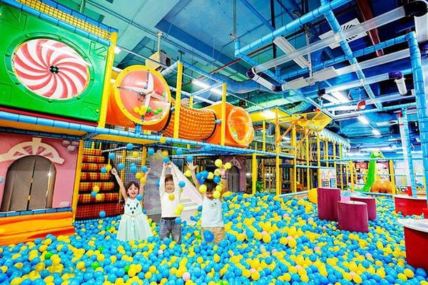 Các bé vui chơi thỏa thích tại nhà banh cùng bạn bè