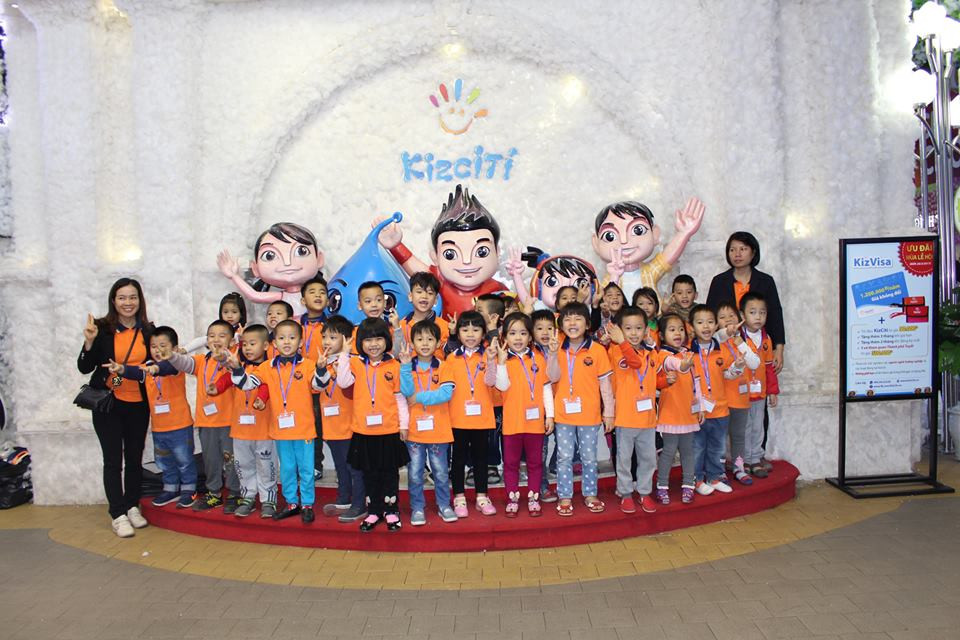 Các bé vui chơi và học tập tại thành phố hướng nghiệp KizCiti Royal City