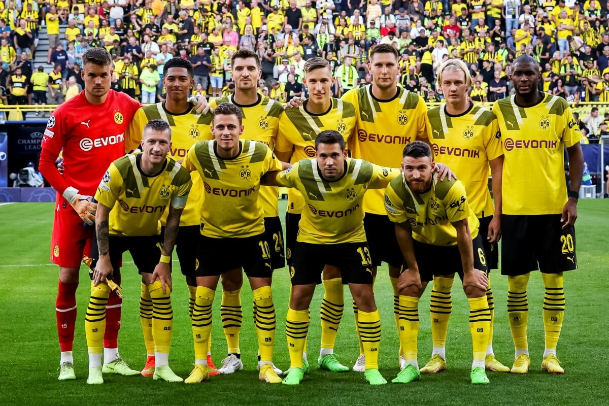 Các cầu thủ Borussia Dortmund trên sân cỏ chuẩn bị cho trận đấu giao hữu