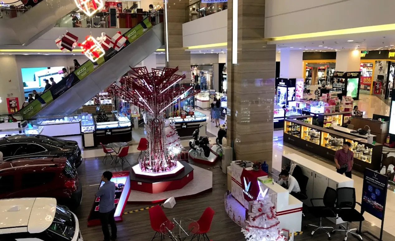 Các cửa hàng thời trang và tiện ích tại Vincom Plaza Trần Phú Khánh Hòa