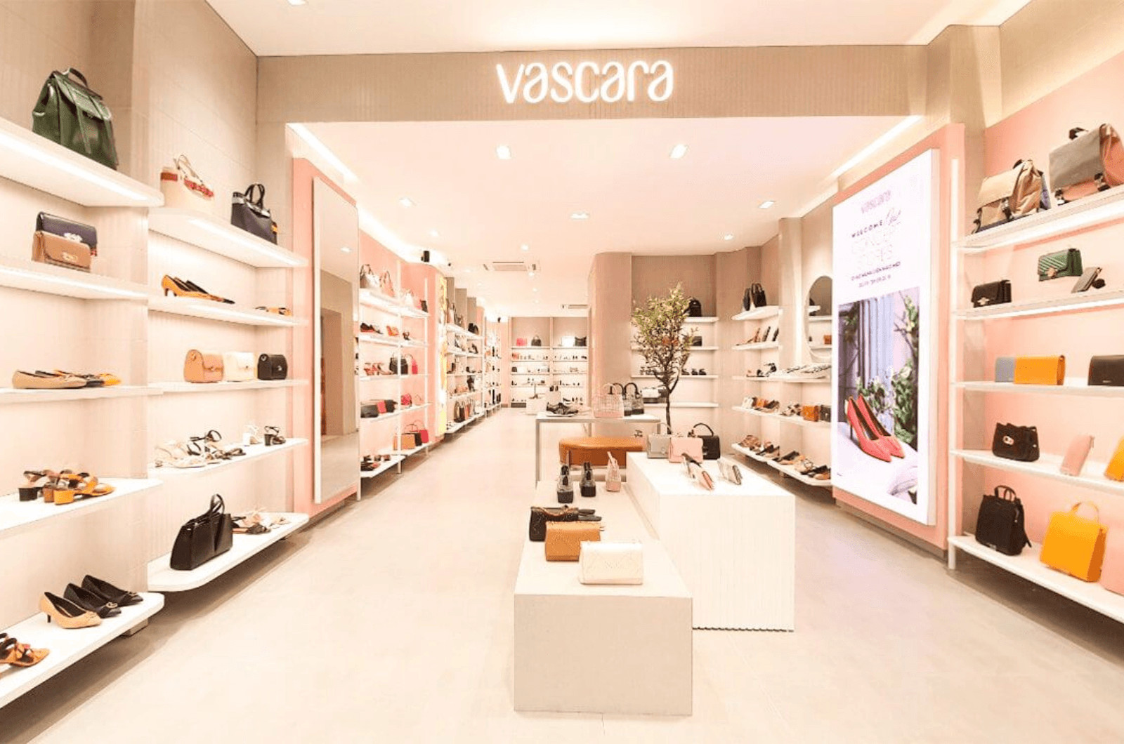 Các cửa hàng thời trang với đa dạng thương hiệu nổi bật tại Vincom Plaza Quảng Bình, thu hút nhiều tín đồ mua sắm.